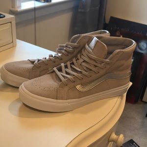 NEVER WORN SUEDE VANS IN NUDE 9.5 WOMENS 8 MENS